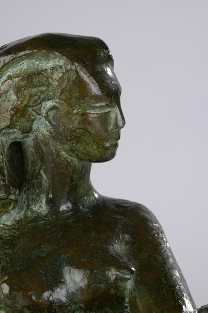 null Louis CHAVIGNIER (1922-1972).
Femme à la coiffe assise.
Bronze à patine verte...