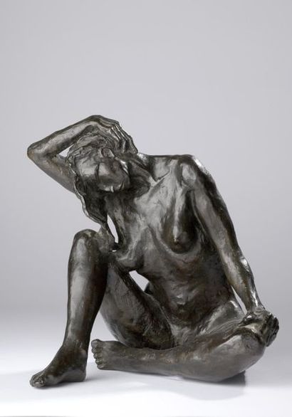 null Julie COUËDELO (XXe -XXIe siècle).
Femme nue assise aux cheveux renversés.
Bronze...