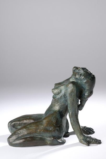 null Julie COUËDELO (XXe -XXIe siècle).
Femme nue agenouillée, le dos renversé.
Bronze...