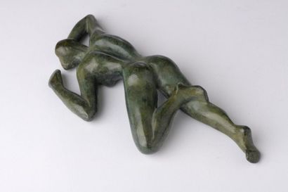 null Julie COUËDELO (XXe -XXIe siècle).
Femme nue agenouillée, le dos renversé.
Bronze...
