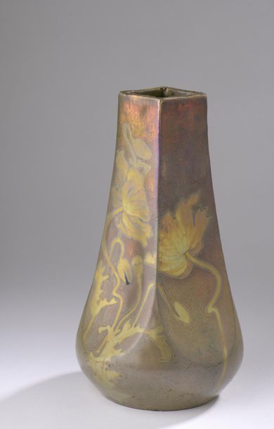 null Frédéric DANTON (1874-1929).
Vase à col étranglé de section carrée en céramique...