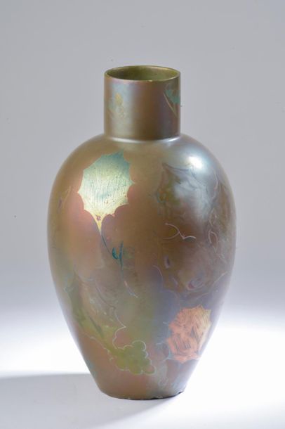 null Louis MAUBERT (1875-1949).
Vase ovoïde en céramique émaillée irisée à décor...