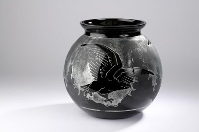 null Paul HELLER (XXe siècle) pour la manufacture DE RUPEL.
Vase boule en verre teinté...