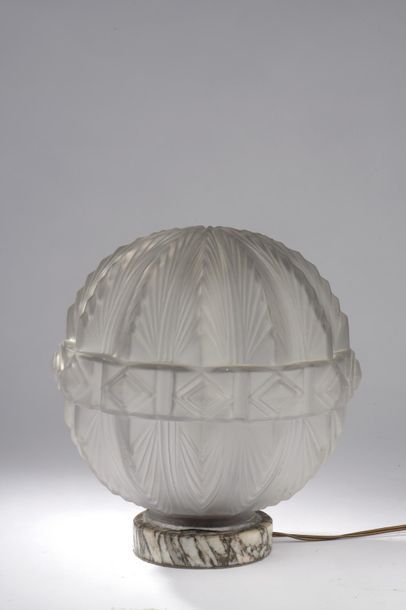 null Lampe à poser en verre moulé-pressé satiné en forme de boule à décor de motifs...