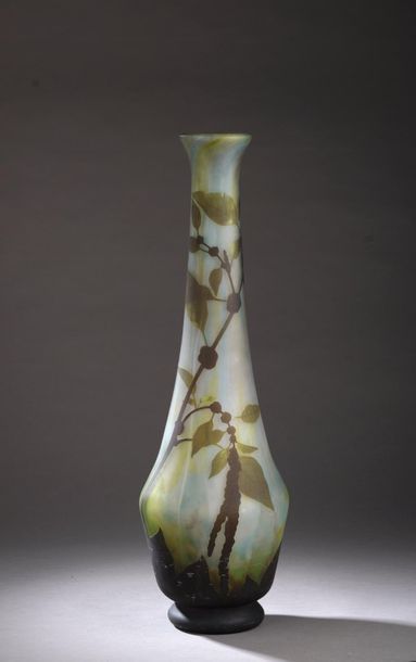 null DAUM.
Vase à long col évasé en verre multicouches à décor gravé à l'acide d'amarantes...