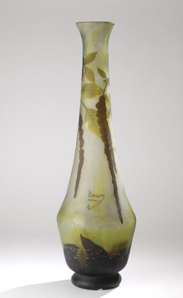 null DAUM.
Vase à long col évasé en verre multicouches à décor gravé à l'acide d'amarantes...