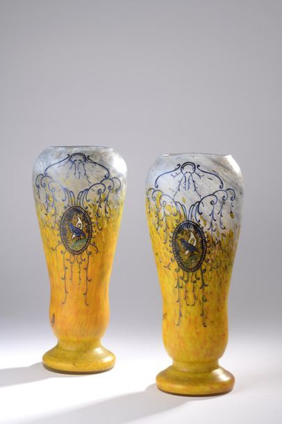null LEGRAS.
Paire de vases en verre marmoréen dans les tons bleus et jaunes à décor...