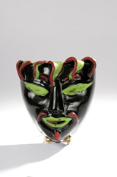 null Colette GUEDEN (1905-2000).
Applique masque en céramique émaillée noire et engobée...