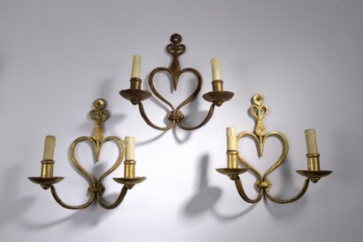 null Dans le goût de Maison RAMSAY.
Suite de trois appliques en bronze redoré à deux...