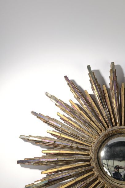 null Line VAUTRIN (1913-1997).
Miroir circulaire "Roi Soleil" en talosel incrusté...