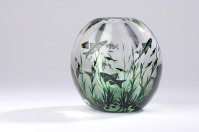 null Edward HALD (1883-1980) pour ORREFORS. 
Vase globulaire en verre doublé modèle...