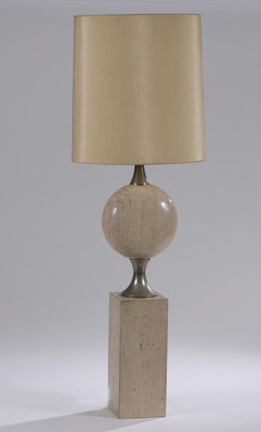 null Philippe BARBIER (XXe siècle).
Importante lampe en travertin formant boule aplatie...