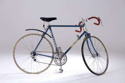 null LEJEUNE.
Vélo de course en alliage d'acier laqué bleu.
Années 1960.

Selon la...