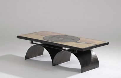 null Table basse à plateau rectangulaire en céramique foncé d'un disque métallique....