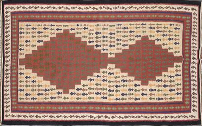 null Tapis kilim en laine nouée à décor polychrome de motifs géométriques sur fond...