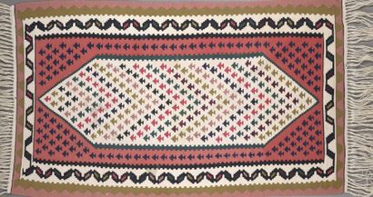 null Tapis kilim en laine nouée à décor polychrome de motifs géométriques sur fond...