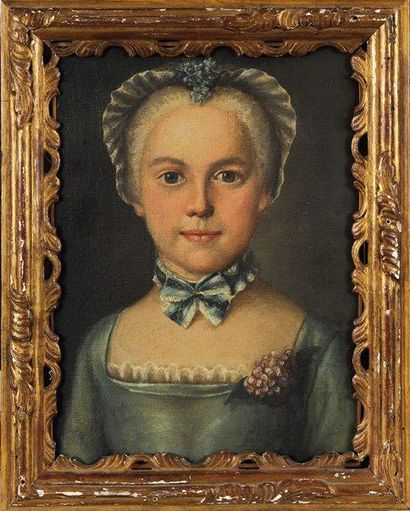 École Française du XIXème siècle Jeune femme au bonnet blanc et à la robe bleue Huile...