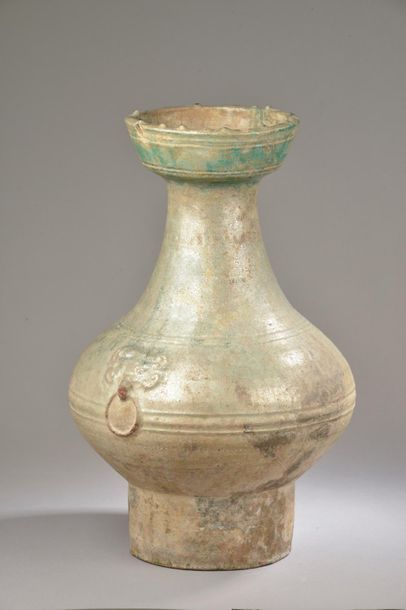 null CHINE - Époque HAN (206 av. JC - 220 ap. JC).
Vase de forme "hu" à col évasé...