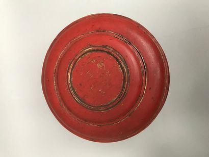null VIETNAM - XIXe siècle.

Boîte circulaire à jetons en laque rouge à décor or...