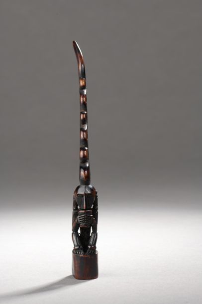 null INDONÉSIE - Culture DAYAK.
Fétiche de chasse buvant, en os sculpté et teinté,...