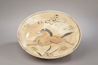 null CHINE, Fours de Cizhou - Époque MING (1368-1644).
Plat rond en grès émaillé...