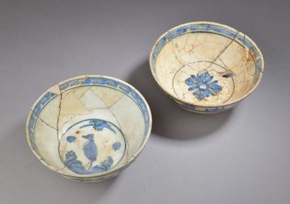 null IRAN - XVIIe siècle.
Deux bols sur petit pied en céramique émaillée à décor...