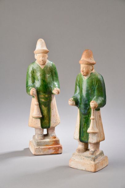 null CHINE - Époque MING (1368-1644).
Deux statuettes "mingqi" en terre cuite émaillée...