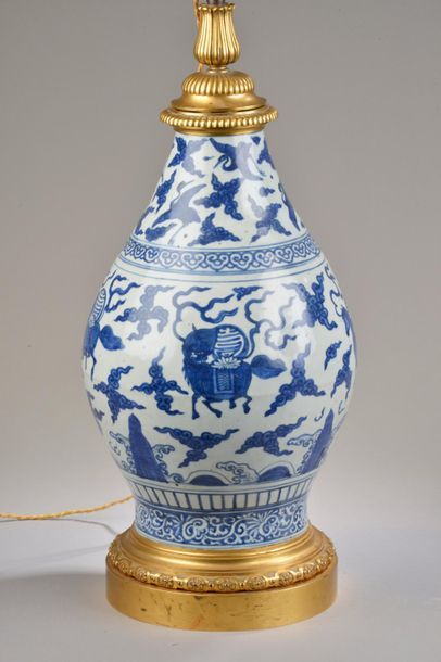 null CHINE - Époque WANLI (1573-1620).
Vase en porcelaine blanche décorée en bleu...