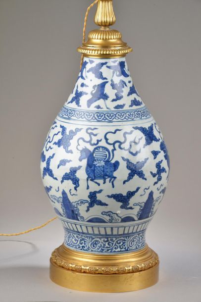 null CHINE - Époque WANLI (1573-1620).
Vase en porcelaine blanche décorée en bleu...