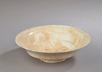 null CHINE - Époque MING (1368-1644).
Coupe sur piédouche en grès émaillé beige,...