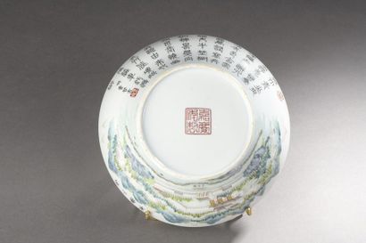 null CHINE - Époque JIAQING (1796-1820).
Bol évasé en porcelaine polychrome à décor...