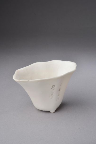null CHINE - XIXe siècle
Coupe libatoire en porcelaine émaillée blanc de Chine à...