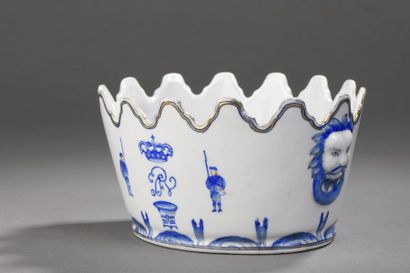 null Europe dans le goût chinois - XIXe siècle.
Verrière en porcelaine à décor en...