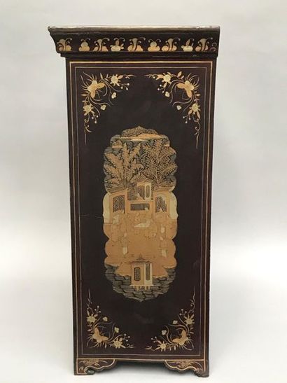 null CHINE - XIXe siècle.
Cabinet en bois laqué noir et or à décor de scènes animées...