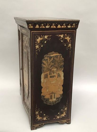 null CHINE - XIXe siècle.
Cabinet en bois laqué noir et or à décor de scènes animées...