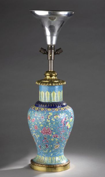 null CHINE, Canton - XIXe siècle.

Grand vase balustre en cuivre à décor en émaux...