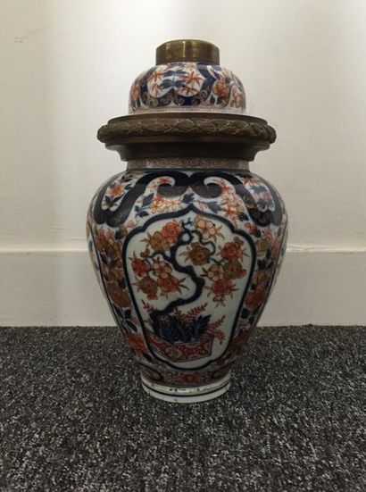 null CHINE, Cie des Indes - XIXe siècle. 
Vase couvert en porcelaine à décor de fleurs...