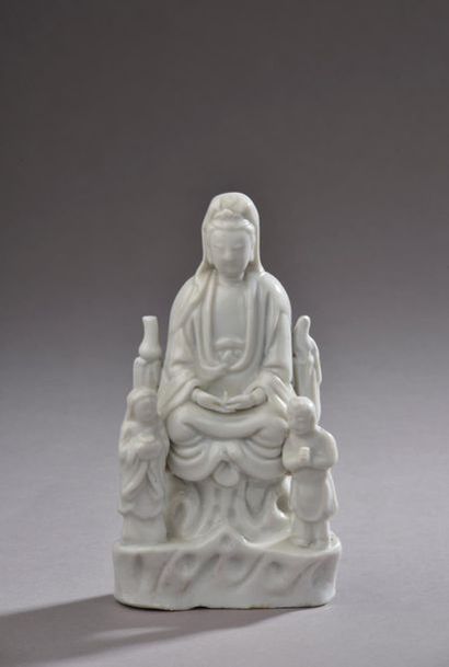 null CHINE - XIXe siècle. 
Groupe en porcelaine émaillée blanc représentant une Guanyin...