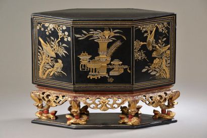 null CHINE - XIXe siècle.
Original autel portatif en bois laqué noir et doré, de...
