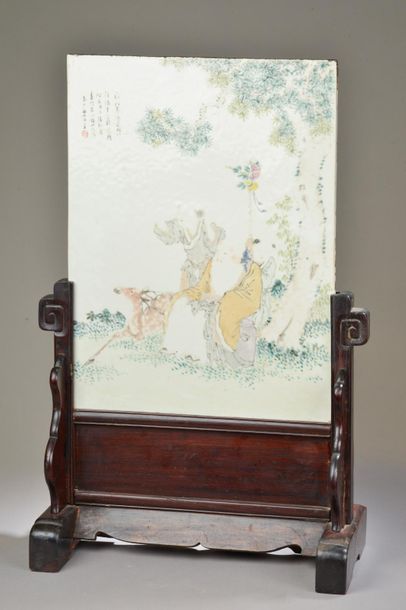 null CHINE - XIXe siècle
Écran de table orné d'une plaque en porcelaine à décor polychrome...