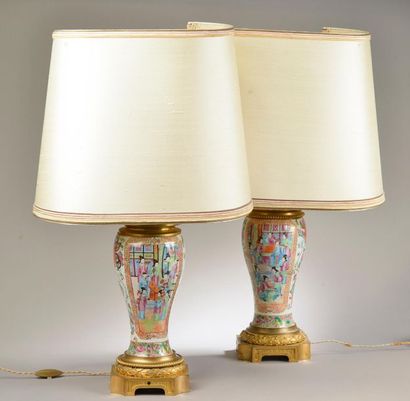 null CHINE, Canton - Fin du XIXe siècle.
Paire de vases en porcelaine polychrome...