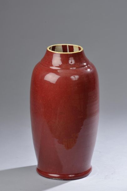 null CHINE - XIXe siècle.

Grand vase en porcelaine émaillée sang de bœuf (col meulé...