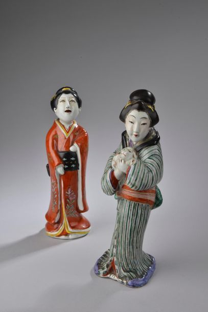 null JAPON - Début du XXe siècle.
Couple de personnages en porcelaine émaillée polychrome,...
