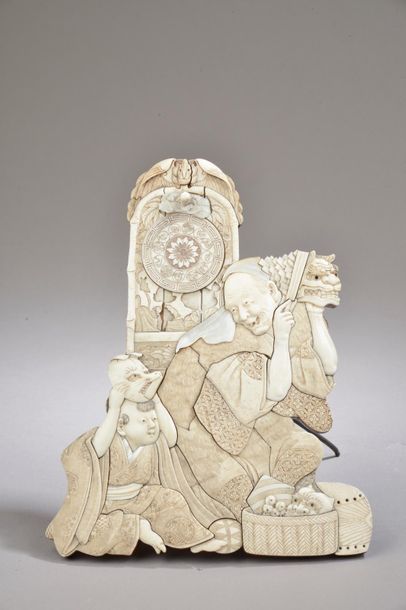 null JAPON - XIXe siècle. 
Porte-montre sur chevalet en ivoire sculpté et incrustations...