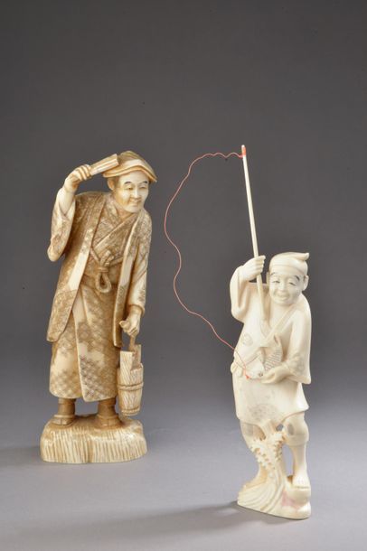 null JAPON - Époque MEIJI (1868-1912).
Deux okimono en ivoire, pêcheur debout, paysan...