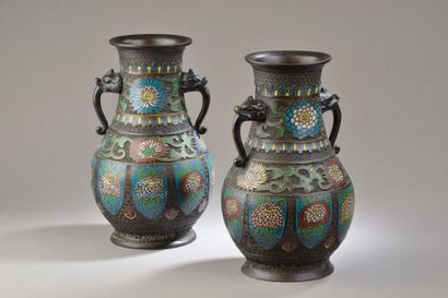 null JAPON - Vers 1900.
Deux vases à panses basses en bronze à patine brune à décor...