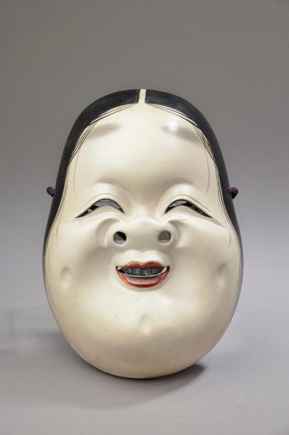 null JAPON - Vers 1900.
Masque d'Okame en bois peint, les yeux fermés, l'air hilare...