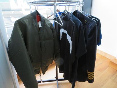 null Stock of products marked BOEING: Clothing
set comprising :
- 4 airline
pilot's...