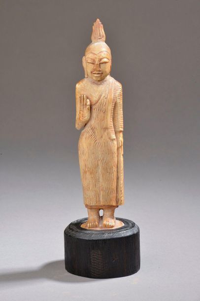 null CEYLAN, KANDY - Vers 1900.
Statuette en ivoire de bouddha debout la main droite...