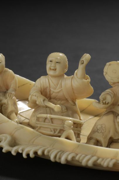 null JAPON - Époque MEIJI (1868-1912).
Okimono en ivoire, cinq musiciens avec un...